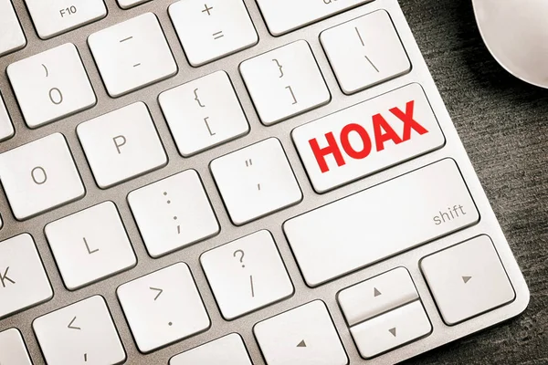 赤い単語のボタンコンピュータキーボードのHoax トップビュー — ストック写真
