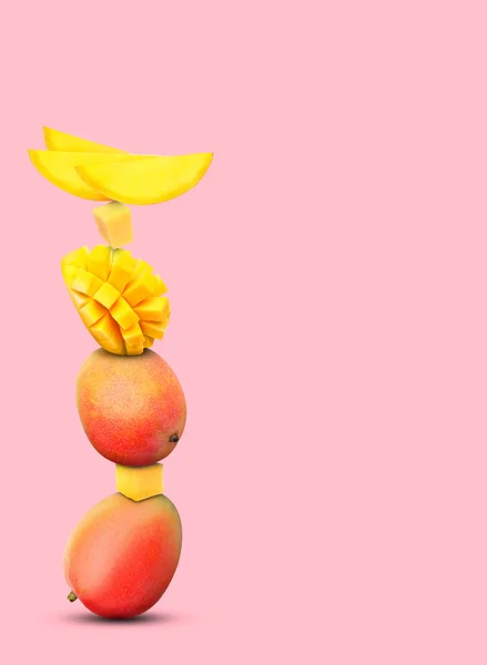 Frutas Manga Frescas Empilhadas Fundo Rosa Claro Espaço Para Texto — Fotografia de Stock