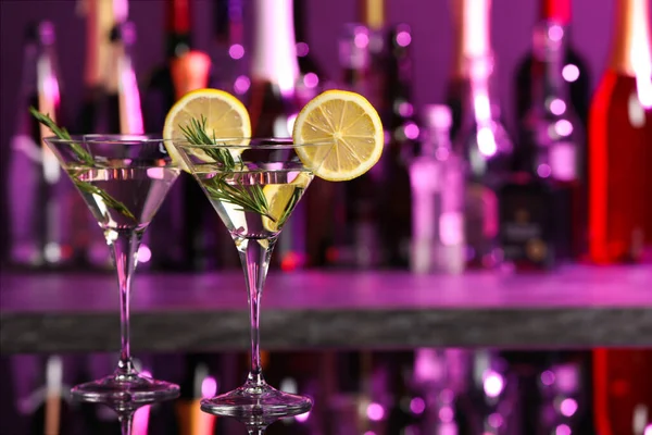 Martini Bicchieri Cocktail Rinfrescante Fette Limone Rosmarino Sulla Superficie Dello — Foto Stock