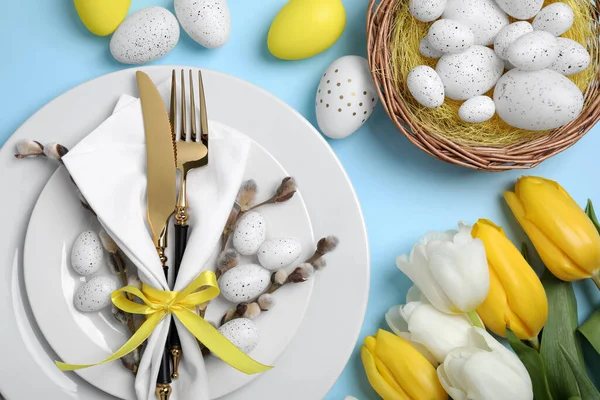 Εορταστική Ρύθμιση Τραπέζι Τουλίπες Και Βαμμένα Αυγά Γαλάζιο Φόντο Επίπεδη — Φωτογραφία Αρχείου