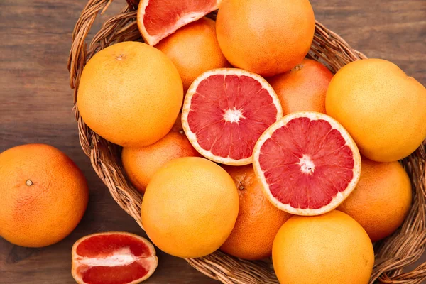 Weidenkorb Mit Frischen Grapefruits Auf Holztisch Flach Gelegt — Stockfoto