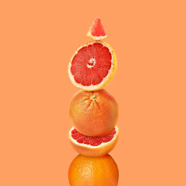 Naskládaný Řez Celé Grapefruity Oranžovém Pozadí — Stock fotografie