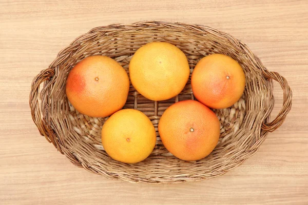 Rieten Mand Met Verse Rijpe Grapefruits Houten Tafel Bovenaanzicht — Stockfoto