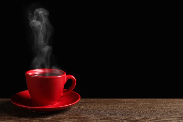 Red Cup Hot Steaming Coffee Wooden Table Black Background Space — Foto de Stock