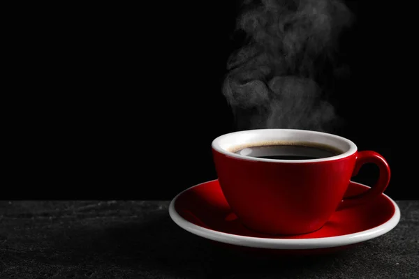 Rote Tasse Mit Heißem Dampfenden Kaffee Auf Dunklem Tisch Vor — Stockfoto