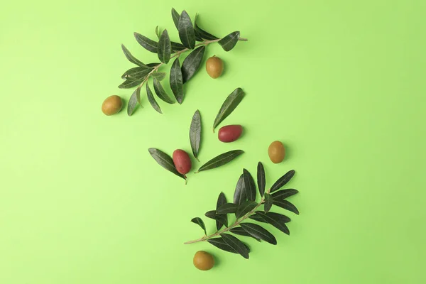 Différentes Olives Fraîches Feuilles Sur Fond Vert Clair Plat — Photo