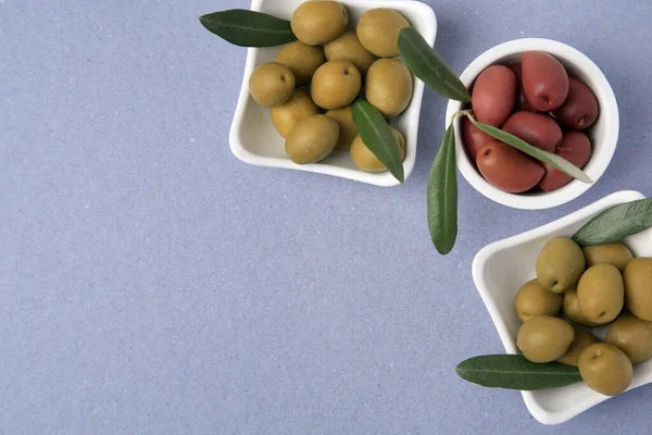 Verschiedene Frische Oliven Und Blätter Auf Violettem Hintergrund Flach Gelegt — Stockfoto