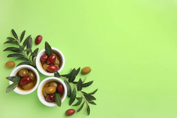 Ciotole Con Diverse Olive Mature Foglie Sfondo Verde Chiaro Posa — Foto Stock