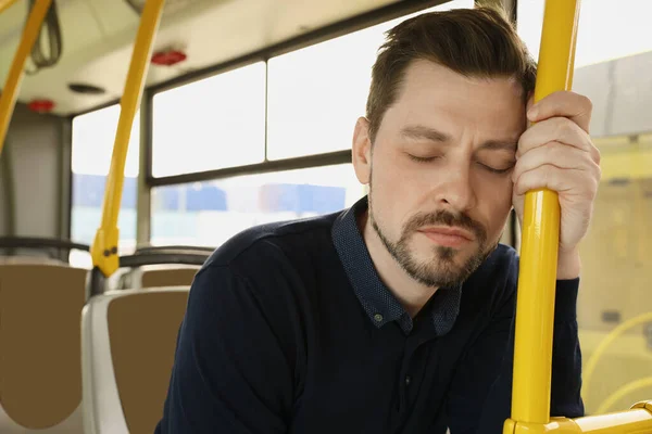 Vermoeide Man Die Slaapt Terwijl Hij Het Openbaar Vervoer Zit — Stockfoto