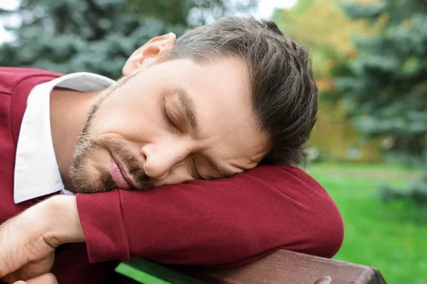 Güzel Yeşil Parkta Bankta Uyuyan Yorgun Adam Yakın Plan — Stok fotoğraf
