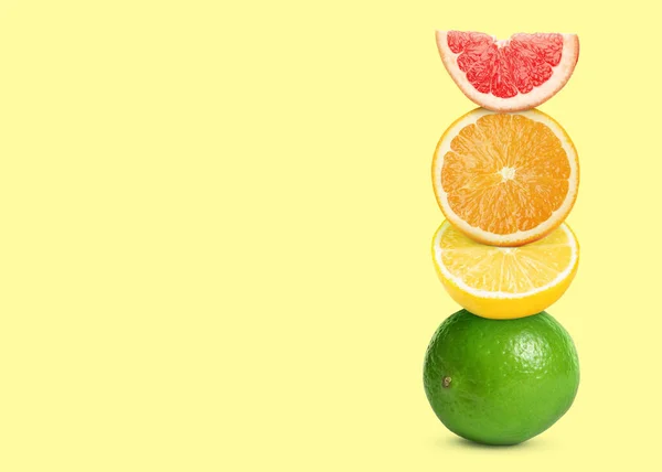 Stack Olika Färska Citrusfrukter Ljusgul Bakgrund Utrymme För Text — Stockfoto