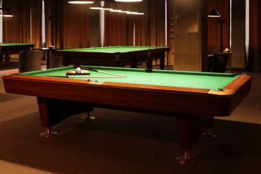 Kulüpte top ve ıstakalarla bilardo masaları