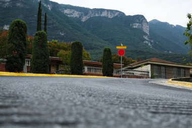 Yol manzarası ve dağların yanındaki yeşil ağaçlar.