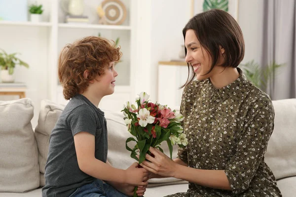Happy Woman Her Cute Son Bouquet Beautiful Flowers Home Mother — стоковое фото