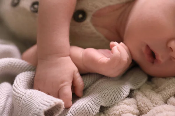 Roztomilé Novorozeně Ležící Béžovém Háčkovaném Kostkovaném Detailní Záběr — Stock fotografie