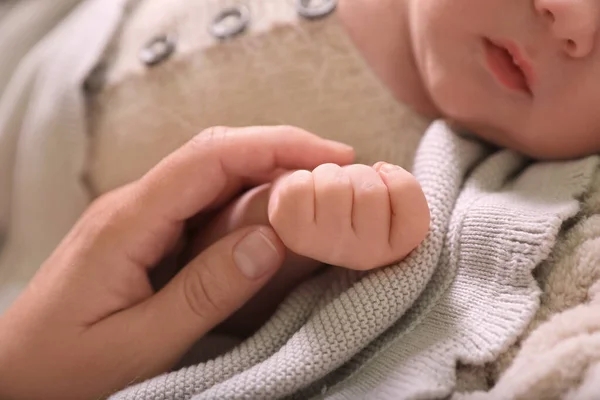 Madre Bebé Recién Nacido Cuadros Ganchillo Beige Primer Plano — Foto de Stock