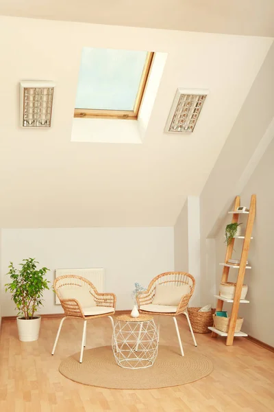 Quarto Sótão Com Mobiliário Madeira Elegante Design Interiores — Fotografia de Stock