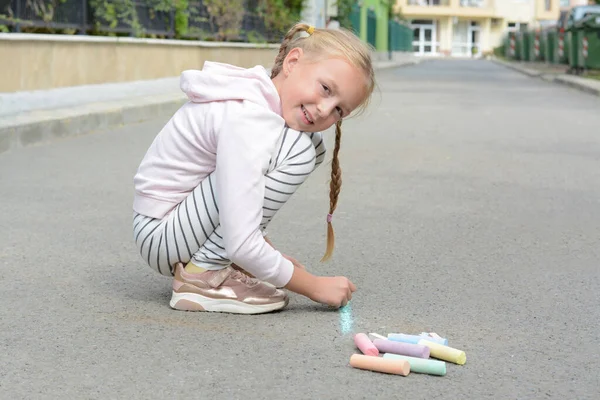 Little Child Drawing Happy Family Chalk Asphalt — Stockfoto