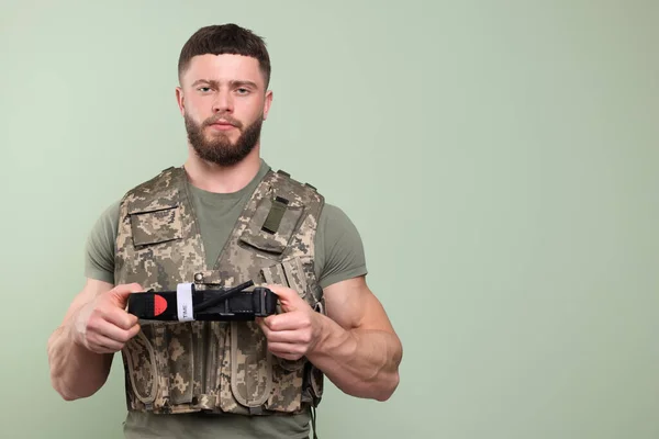 Soldat Militäruniform Mit Medizinischem Tourniquet Auf Hellolivem Hintergrund Raum Für — Stockfoto