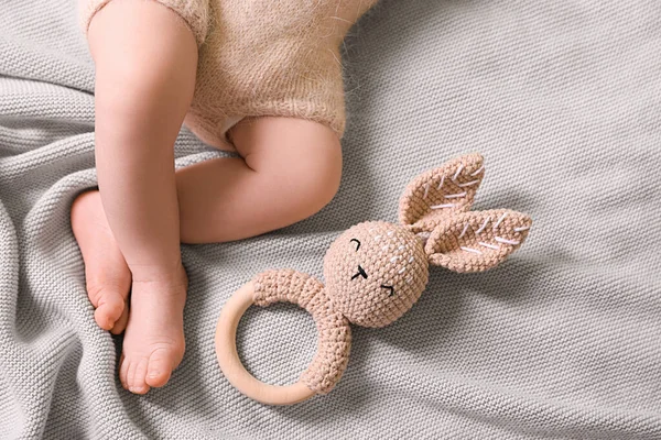 Cute Newborn Baby Toy Bunny Lying Light Grey Knitted Plaid — Stock Photo, Image
