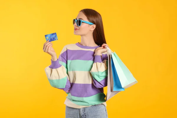 Boldog Fiatal Bevásárló Táskákkal Hitelkártyával Sárga Háttérrel Nagy Üzlet — Stock Fotó