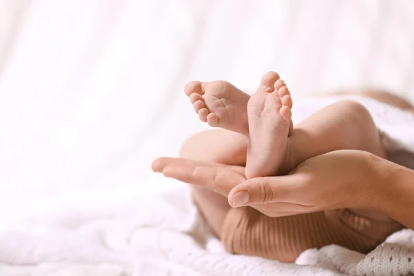 Mãe Seu Bebê Recém Nascido Xadrez Malha Branca Close Espaço — Fotografia de Stock