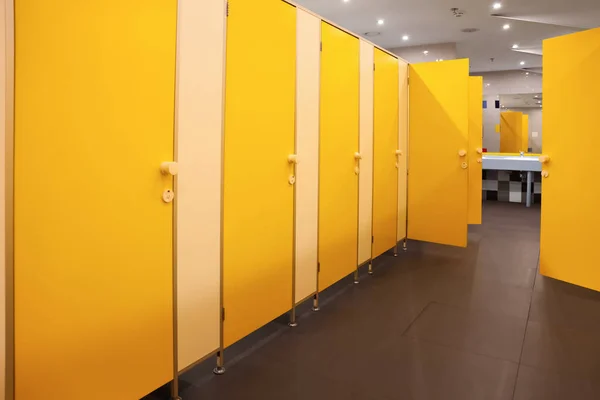 Interior Del Baño Público Con Puestos Color Amarillo Brillante — Foto de Stock