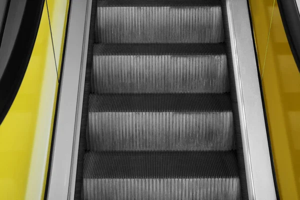 Pohled Prázdný Eskalátor Žlutými Sloupky Detailní Záběr — Stock fotografie