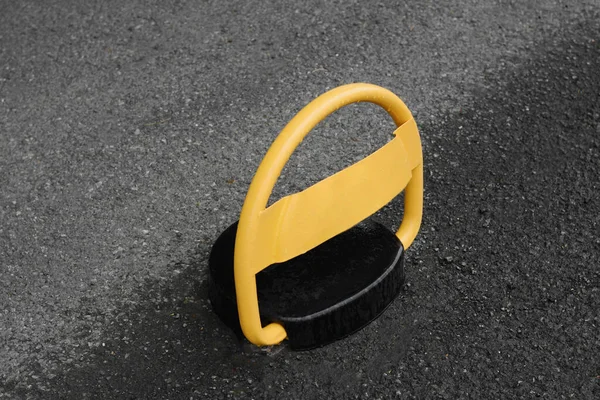 城市街道上设有禁止停车标志的自动障碍物 — 图库照片