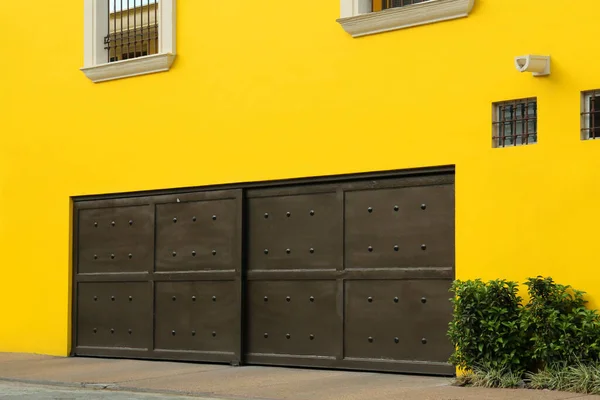Cerrado Puertas Metal Garaje Moderno Diseño Exterior — Foto de Stock