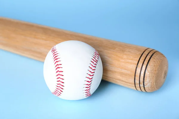 Baseball Ütő Labda Világoskék Háttérrel Közelkép Sportfelszerelés — Stock Fotó