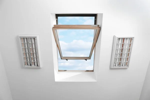 屋根裏部屋の傾斜天井にオープンスカイライトの屋根窓 下のビュー — ストック写真