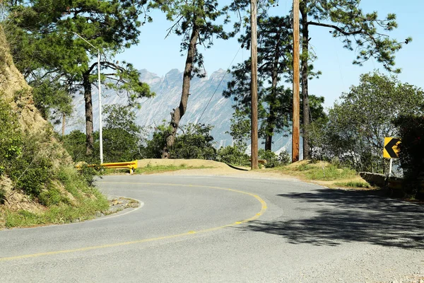 Κενός Ασφαλτοστρωμένος Δρόμος Κοντά Βουνά Και Δέντρα Στο Ύπαιθρο — Φωτογραφία Αρχείου