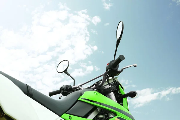 Motocicleta Cruzada Elegante Verde Livre Visão Baixo Ângulo — Fotografia de Stock