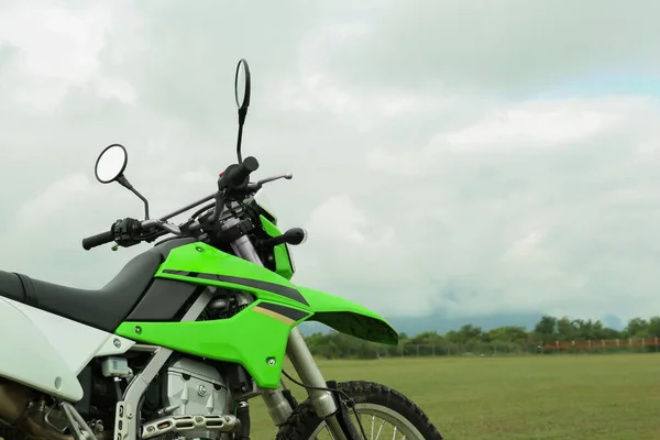 Elegante Moto Cruzada Verde Hierba Aire Libre —  Fotos de Stock
