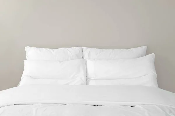 Białe Miękkie Poduszki Przytulne Łóżko Pokoju — Zdjęcie stockowe