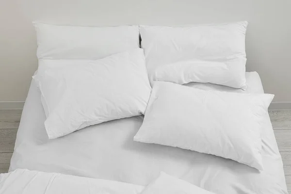 Белые Мягкие Подушки Уютной Кровати Комнате — стоковое фото