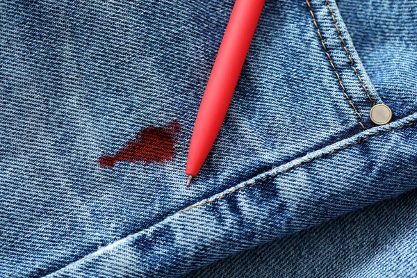 Caneta Mancha Tinta Vermelha Jeans Vista Superior — Fotografia de Stock