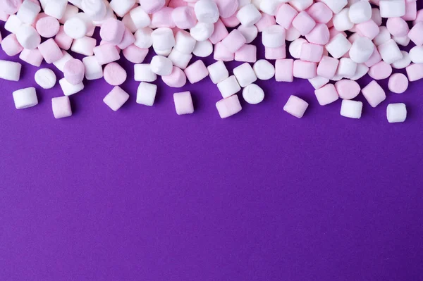 Heerlijke Marshmallows Paarse Achtergrond Plat Gelegd Ruimte Voor Tekst — Stockfoto
