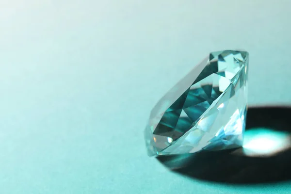 Lindo Diamante Deslumbrante Fundo Luz Close Espaço Para Texto — Fotografia de Stock