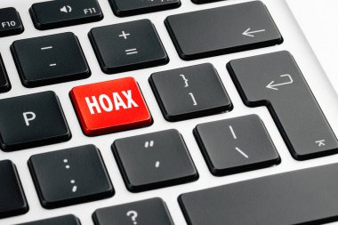 Laptop klavyesinde kelime oyunu olan kırmızı düğme, kapat