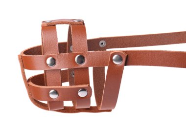 Kahverengi deri köpek ağızlığı beyazda izole edilmiş.