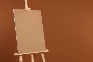 Kahverengi arka planda boş tahta sehpa. Metin için boşluk