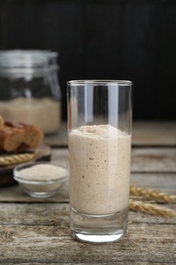 Ahşap masada taze mayalı cam.