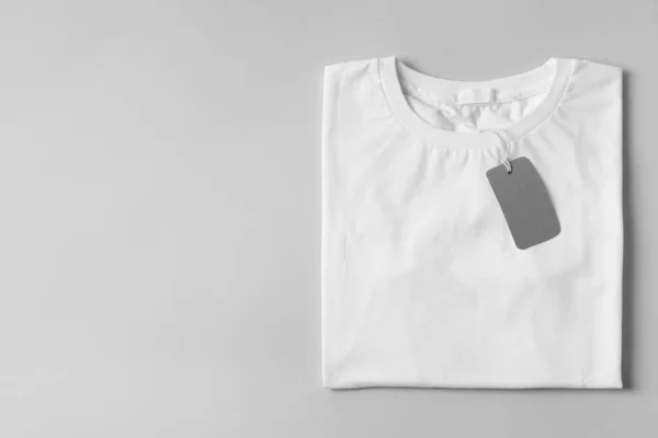 Stylisches Shirt Mit Etikett Auf Hellgrauem Hintergrund Ansicht Von Oben — Stockfoto