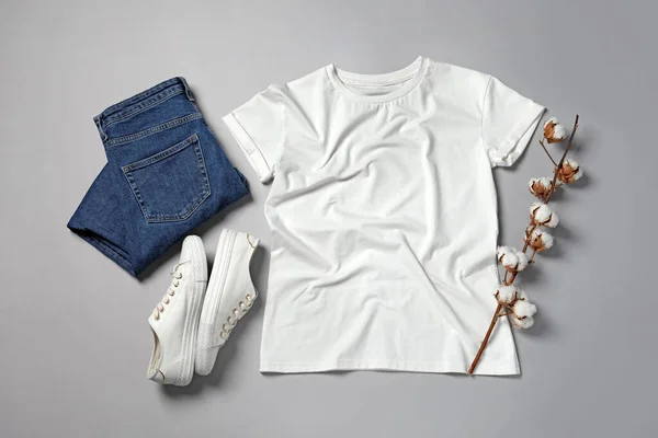 Snygg Shirt Jeans Och Sneakers Ljusgrå Bakgrund Platt Låg — Stockfoto