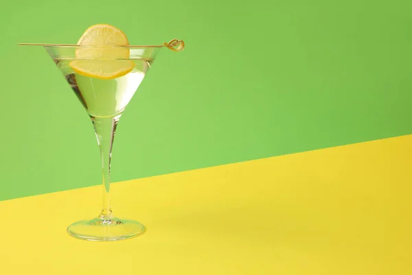 Martini Sklenice Osvěžující Koktejl Plátkem Citronu Barevném Pozadí Prostor Pro — Stock fotografie
