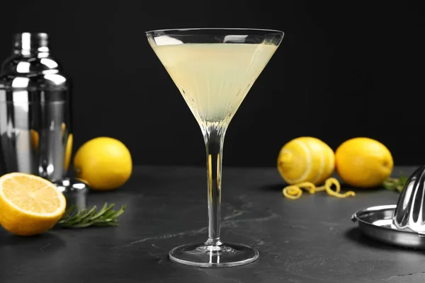 Martini Szklanka Orzeźwiającego Koktajlu Świeże Owoce Rozmaryn Shaker Ręcznie Wyciskacz — Zdjęcie stockowe