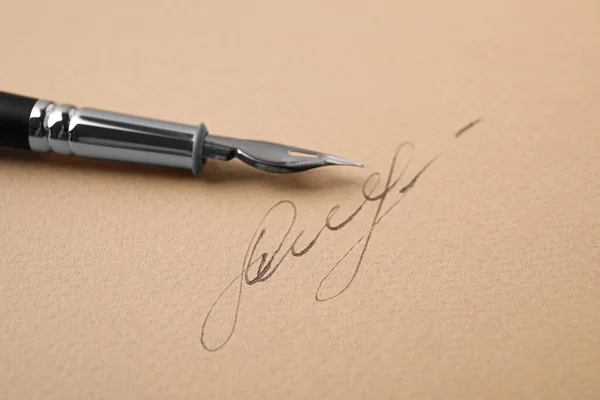 Podpis Plnicí Pero Listu Papíru Detailní Záběr — Stock fotografie