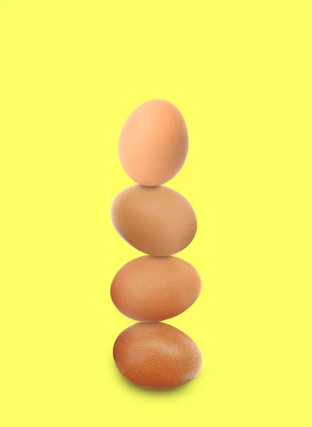 Ditumpuk Telur Ayam Segar Dengan Latar Belakang Kuning Muda — Stok Foto